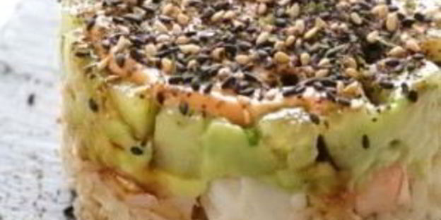 торт с креветками и авокадо