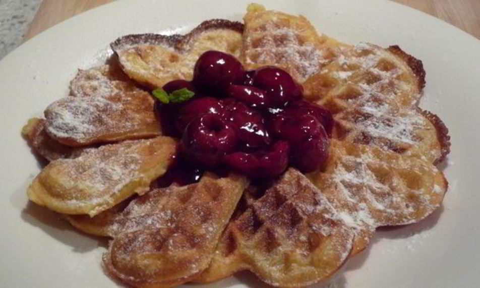 Рецепт ароматные вафли с горячим сиропом из вишни и вишневой водки