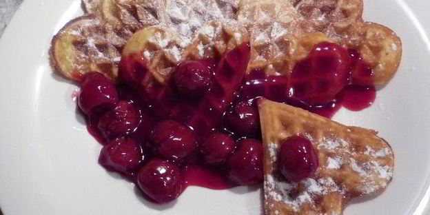 ароматные вафли с горячим сиропом из вишни и вишневой водки