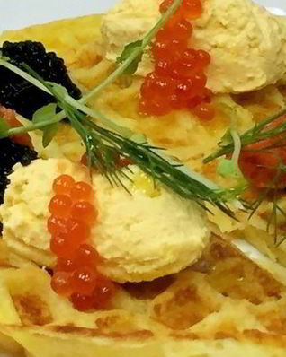 Картофельные вафли с тартаром из лосося с краснои икрои и крема из яи ца