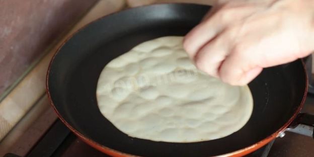 хрустящие сахарные вафли на сковороде