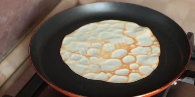 хрустящие сахарные вафли на сковороде