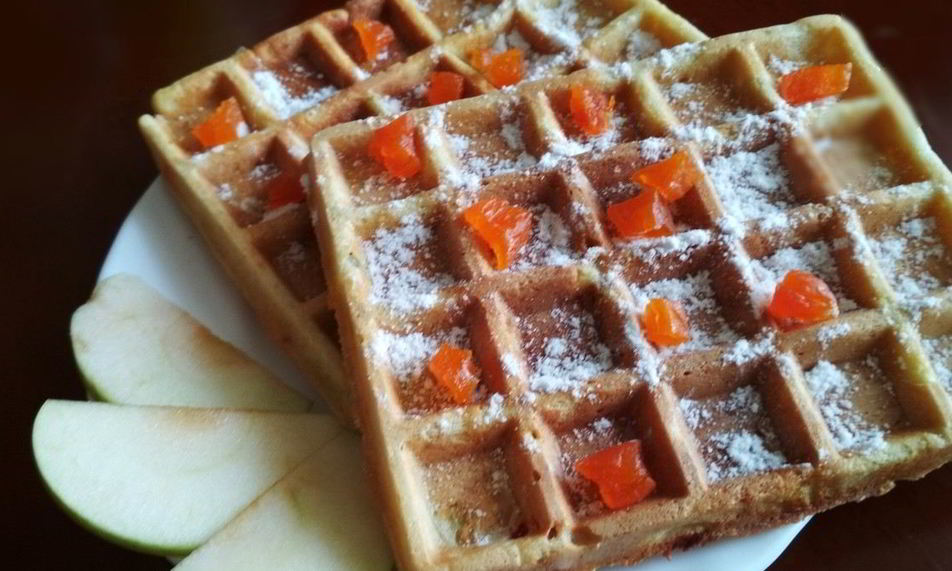 Рецепт мягких вафель с яблоком и курагой