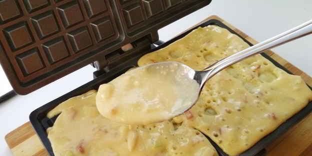 мягкие вафли с яблоком и курагой