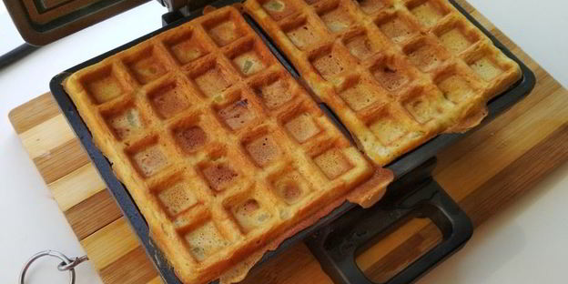 мягкие вафли с яблоком и курагой