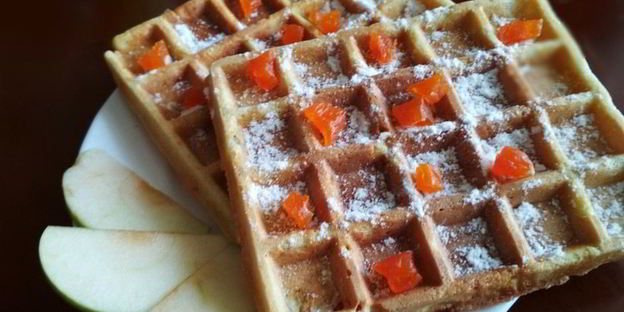 мягкие вафли с яблоком и курагой