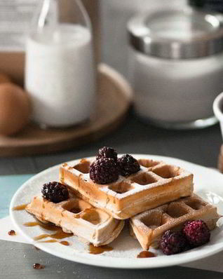 Мягкие венские вафли с ягодами