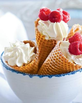 Сладкие вафли-рожок с творогом и ягодами