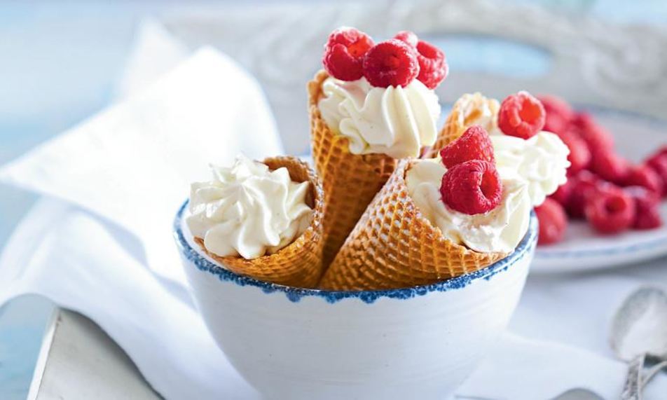 Рецепт сладких вафель-рожка с творогом и ягодами