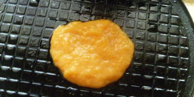 тыквенные тонкие вафли с домашней сгущенкой