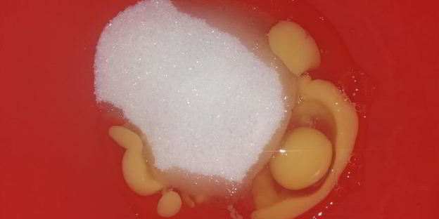 вафельные трубочки с мороженым и малиновым джемом