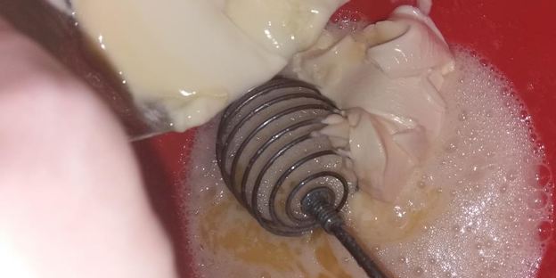 вафельные трубочки с мороженым и малиновым джемом