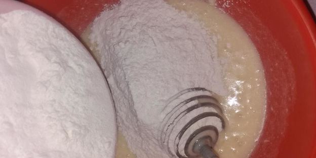 вафельные трубочки с мороженым и малиновым джемом