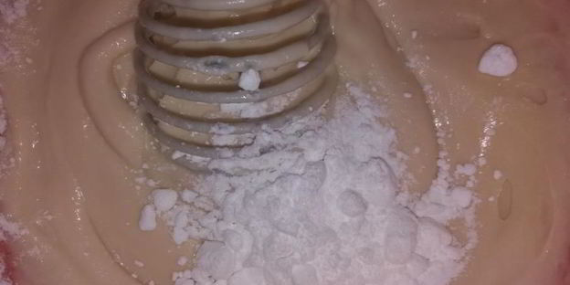 вафельные трубочки с мороженым и малиновым джемом