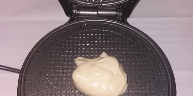 вафельные трубочки с мороженым и малиновым джемом