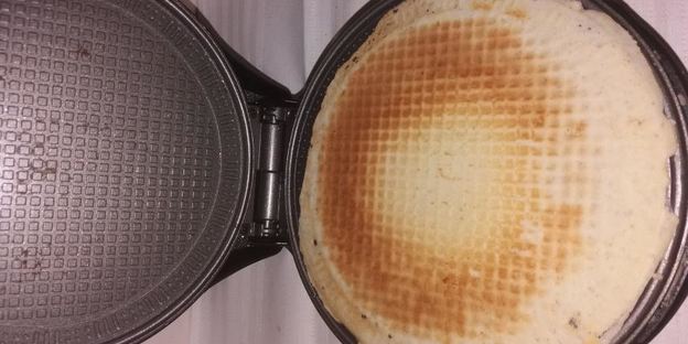 вафельные трубочки с мороженым и малиновым джемом