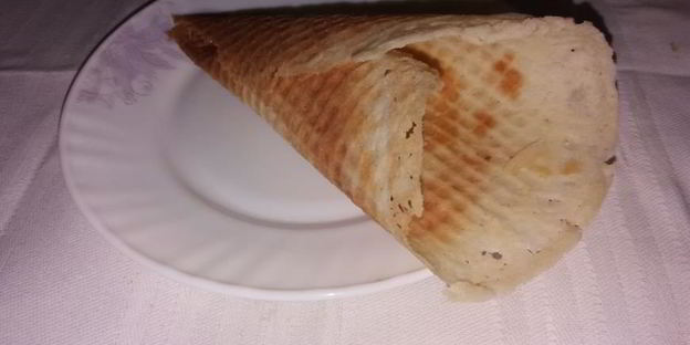 вафельные трубочки с мороженым и малиновым джемом