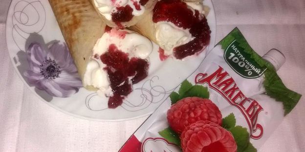 вафельные трубочки с мороженым и малиновым джемом