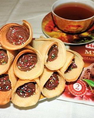 Вафельные трубочки с шоколадно-вишневым муссом