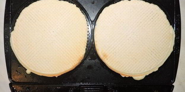 вафельные трубочки с шоколадно-вишневым муссом