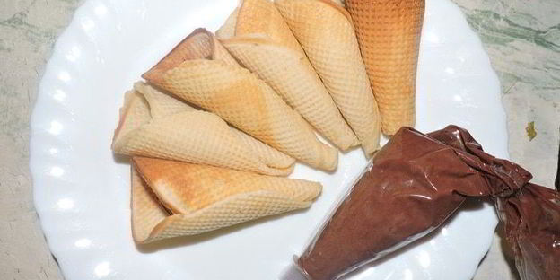 вафельные трубочки с шоколадно-вишневым муссом