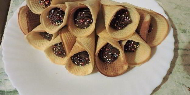 вафельные трубочки с шоколадно-вишневым муссом