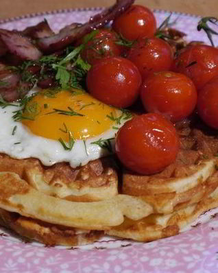 Вафли с помидорами, яйцом и грудинкой