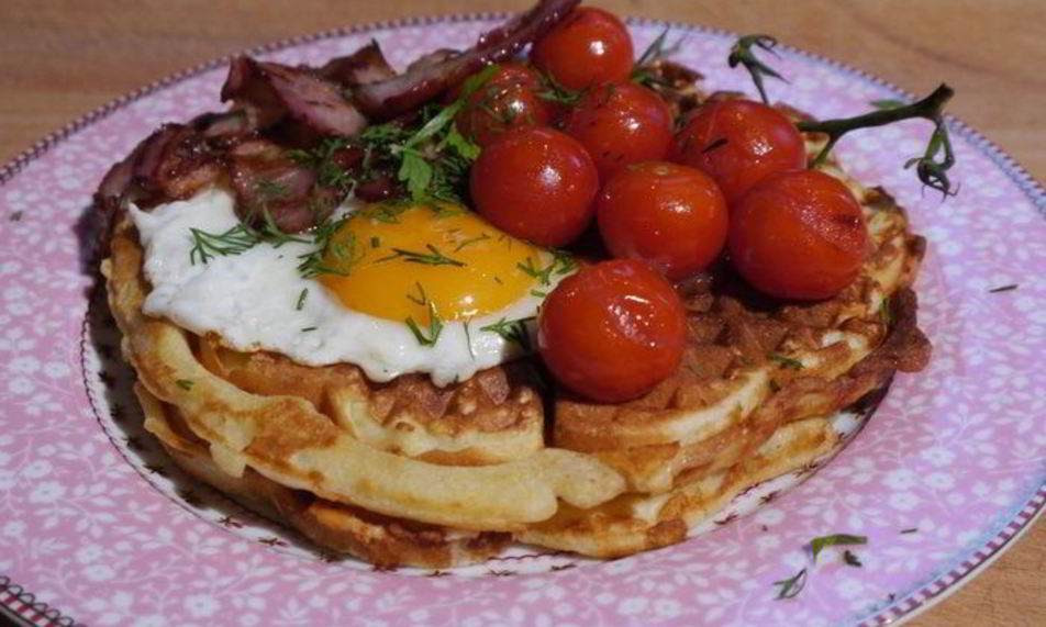 Рецепт вафель с помидорами, яйцом и грудинкой