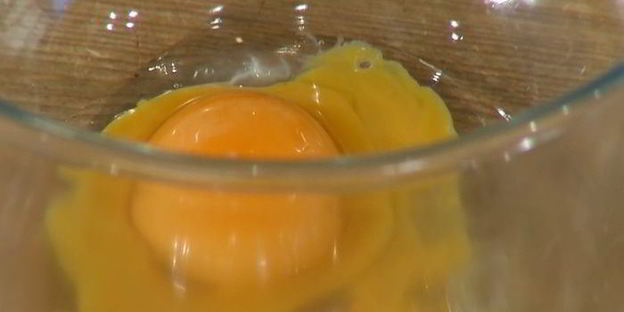 вафли с помидорами, яйцом и грудинкой