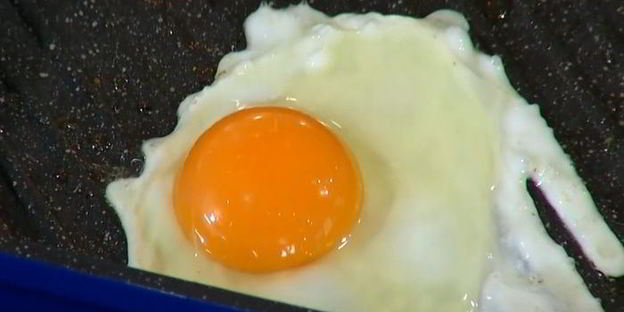 вафли с помидорами, яйцом и грудинкой