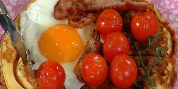 вафли с помидорами, яйцом и грудинкой