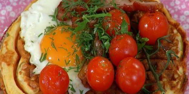 вафли с помидорами, яйцом и грудинкой