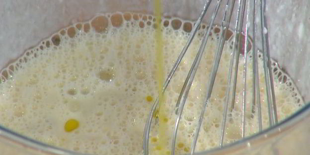 вафли с помидорами, яйцом и грудинкой