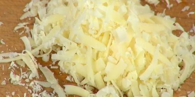 вафли с помидорами, яйцом и грудинкой