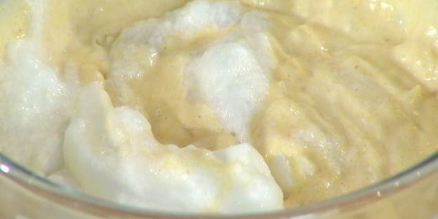 вафли с помидорами, яйцом и грудинкой