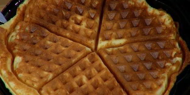 вафли с помидорами, яйцом и грудинкой