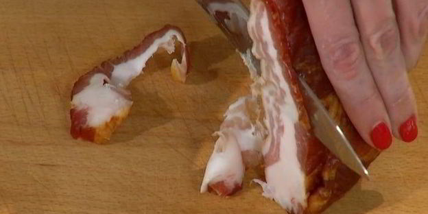 вафли с помидорами, яйцом и грудинкой