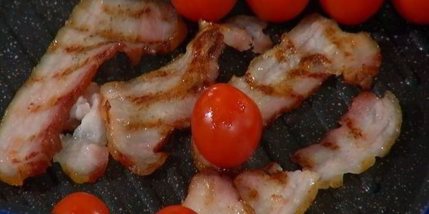 вафли с помидорами, яйцом и грудинкой