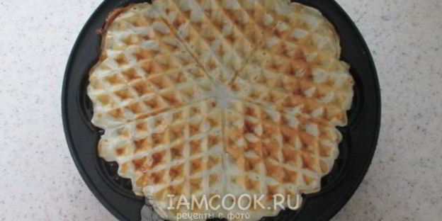 вафли в вафельнице с сыром