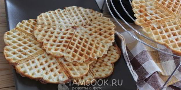 вафли в вафельнице с сыром