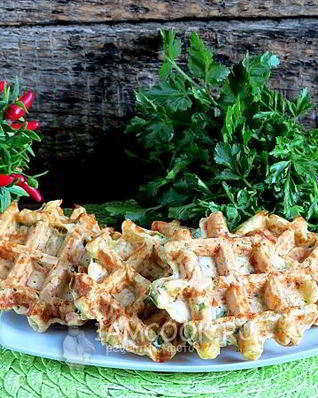 Закусочные сырные вафли с болгарским перцем и зеленью