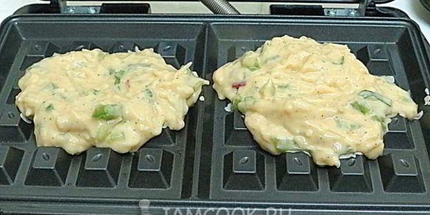 закусочные сырные вафли с болгарским перцем и зеленью