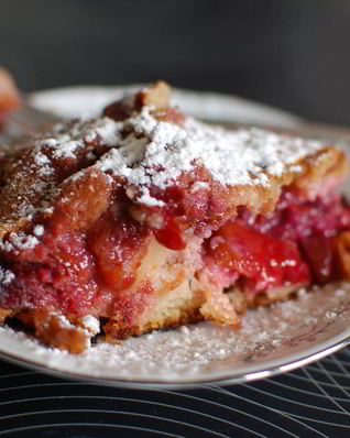 Выпечка с клубникой в мультиварке