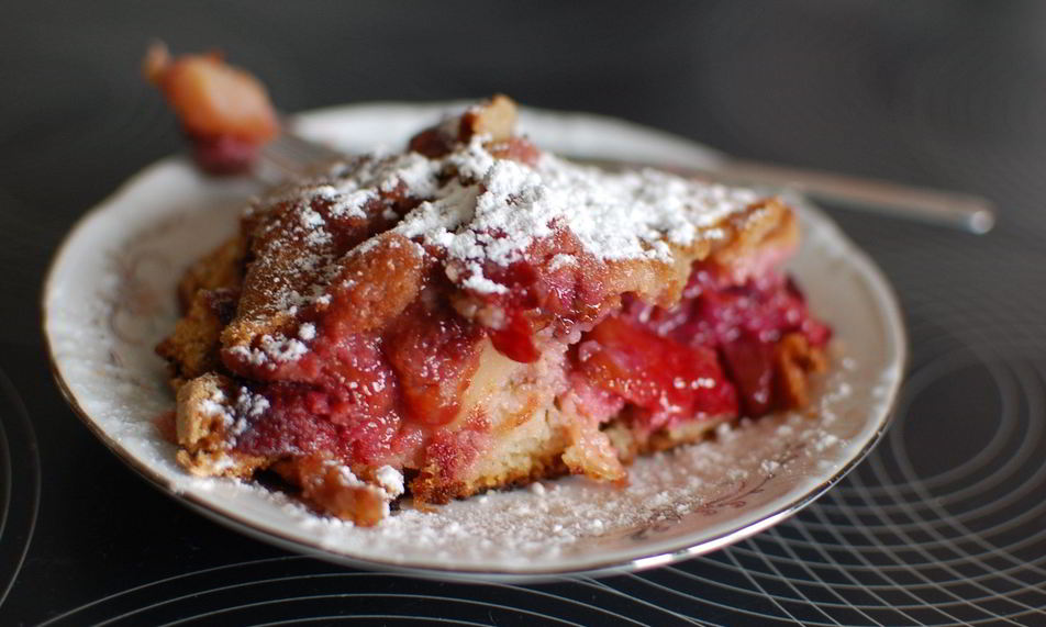 Рецепт выпечки с клубникой в мультиварке