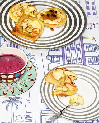 Яблочные слойки с изюмом