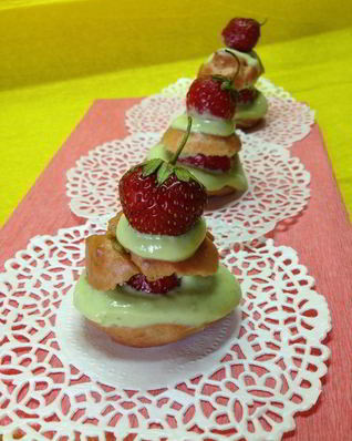 Клубничные профитроли с творожно-базиликовым кремом