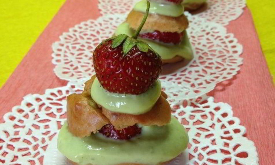 Рецепт клубничных профитролей с творожно-базиликовым кремом