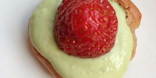 клубничные профитроли с творожно-базиликовым кремом