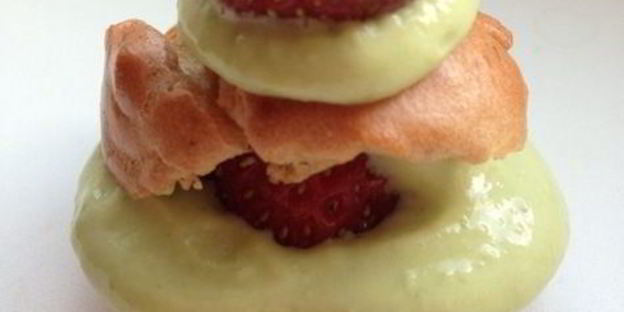 клубничные профитроли с творожно-базиликовым кремом