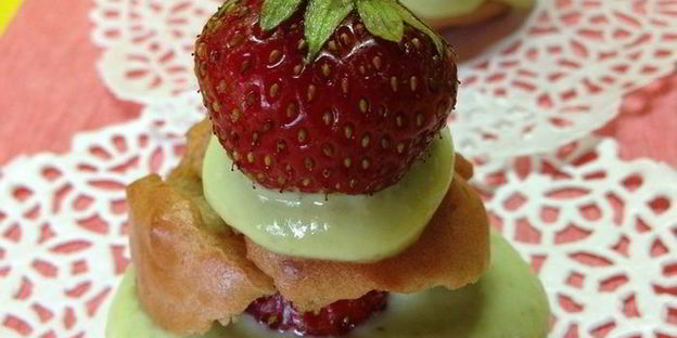 клубничные профитроли с творожно-базиликовым кремом